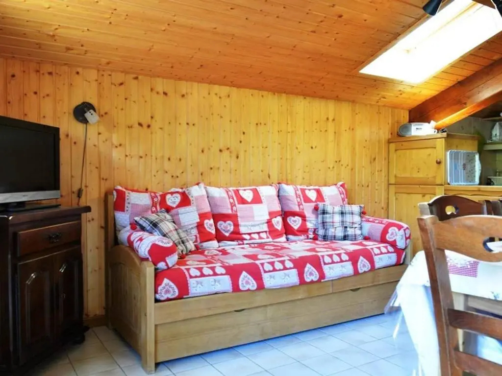Appartement ensoleillé 2 étoiles, 6 couchages, proche pistes, balcon sud, navette ski - FR-1-241-94