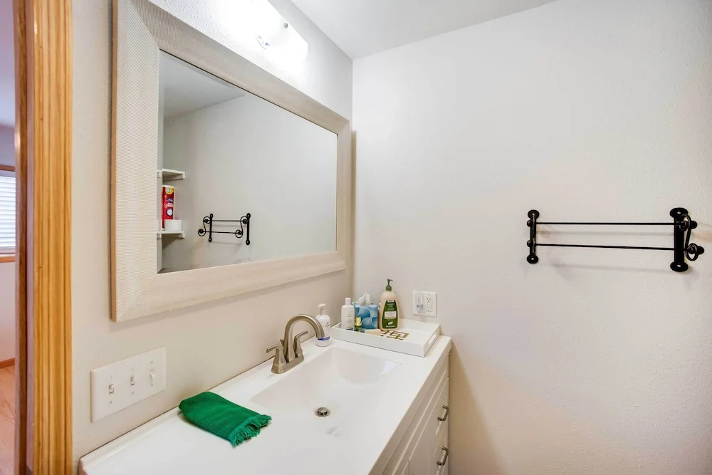 Charming Iowa Abode Near Knoxville Raceway!