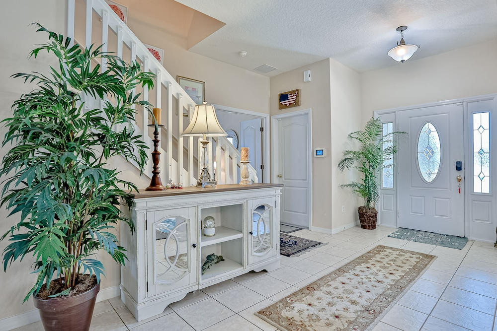 Stunning House With Lanai, Pool, Ping-pong, Full Kitchen, & Wifi