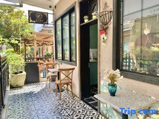 Xingyi Yunshang Garden Homestay (Wanfenglin Xiangchou Market)
