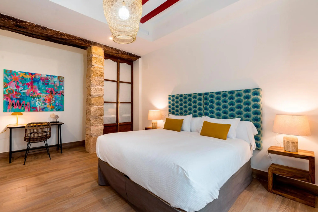 Magnificent 4 Bedroom Apartment in Cadiz Center San Antonio V