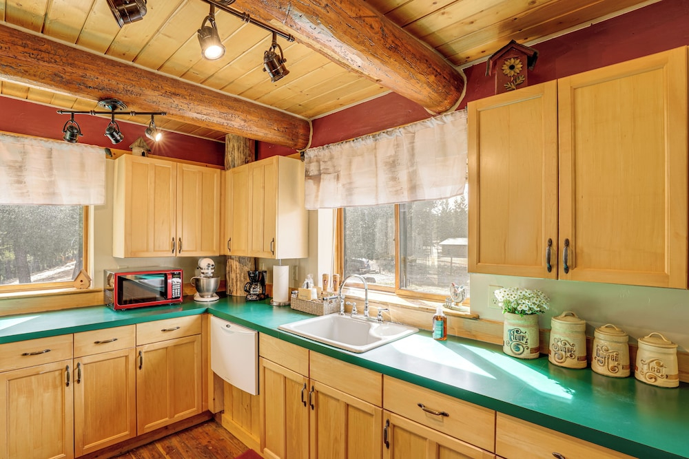 Wild Adventures in Eureka! Amish-crafted Cabin