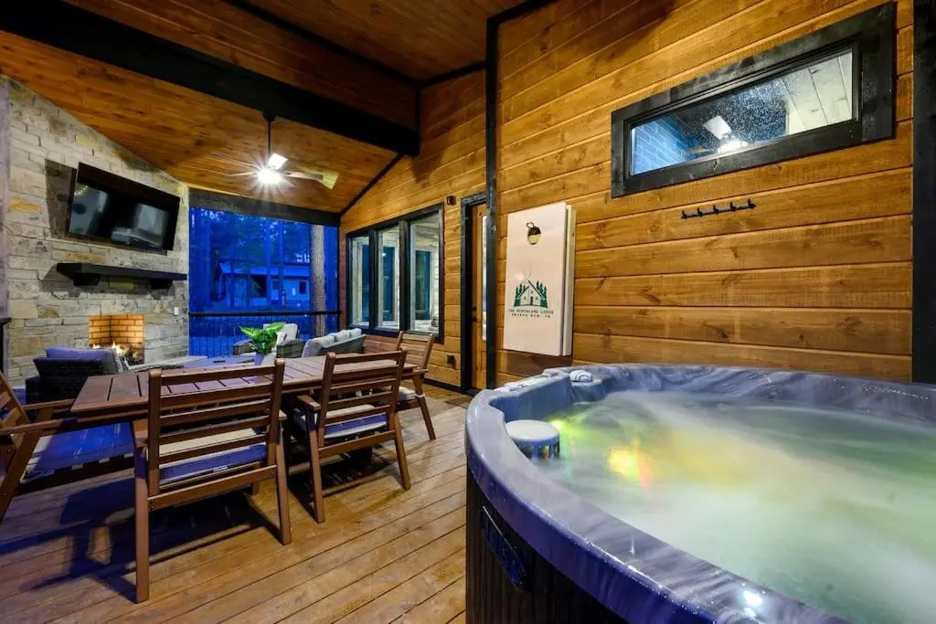 Brand New Luxury 2 Bedroom with Loft and Spa Sleeps 10