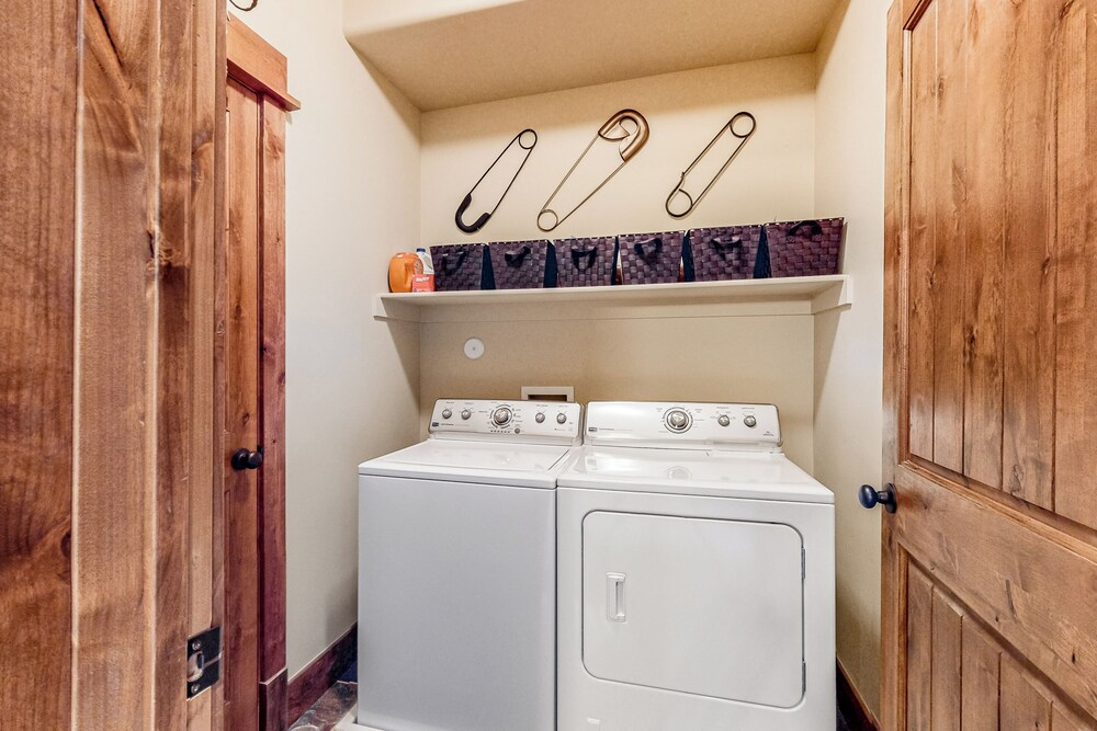 3BR w/ Balcony, Central AC & Deck