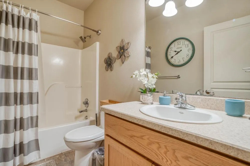 Spacious Outdoor Patio and Resort Amenities - Stylish Retreat