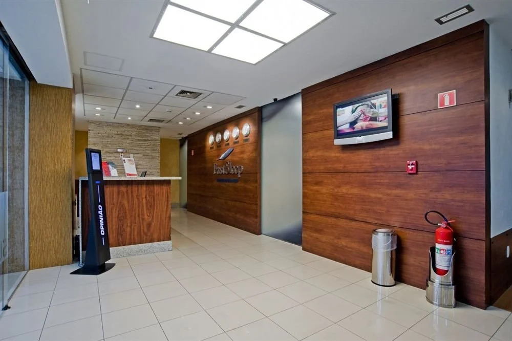 Detroit Airport Plaza Hotel & Suites