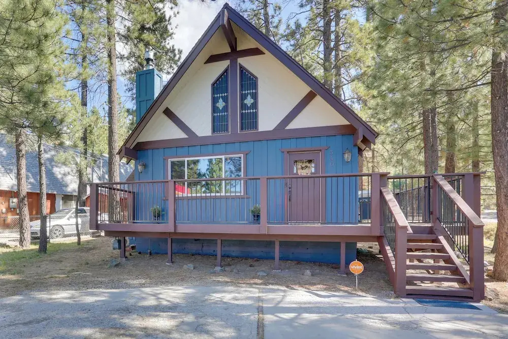 Cabin w/ Deck, Fire Pit & Big Bear Lake Access!