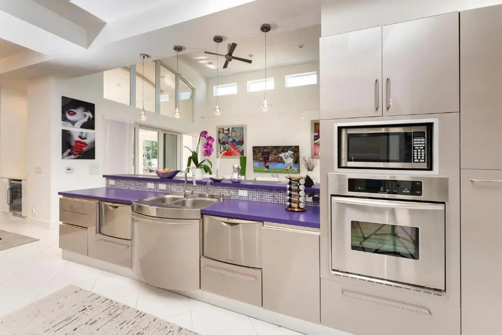 Luxury Villa 4 bed 4 bath on canal access to the Golf 40 min, beach 8 min away