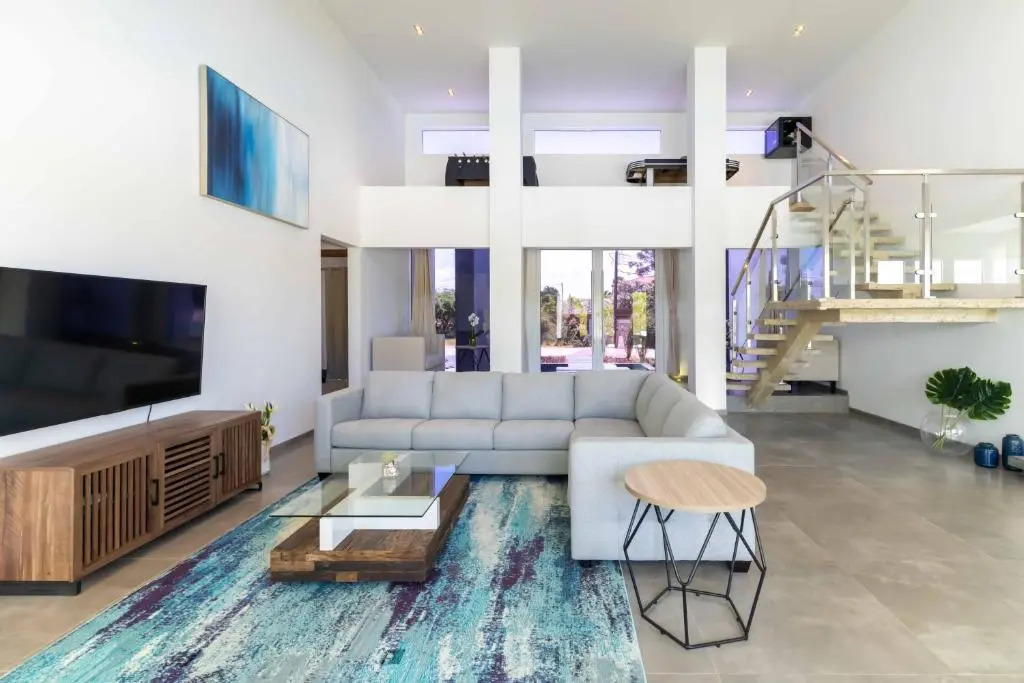 Grand Modern Villa 6-bedroom! Brand New! Heated Jacuzzi!