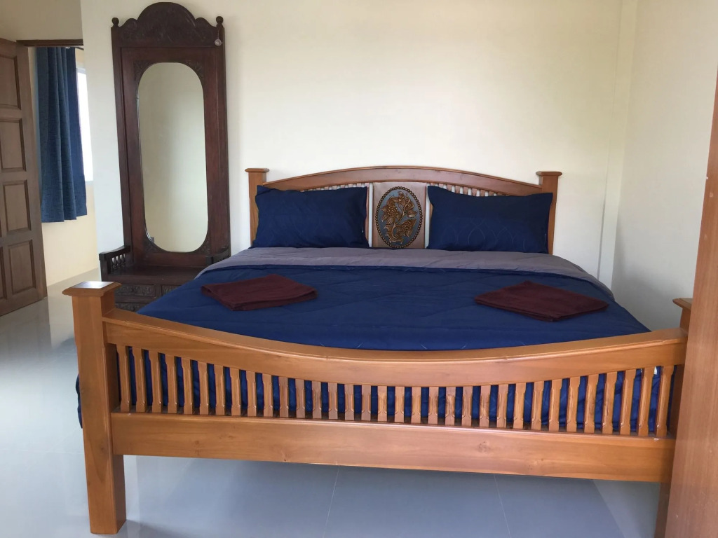 Krabi Town Sleeps 8 With Kitchen