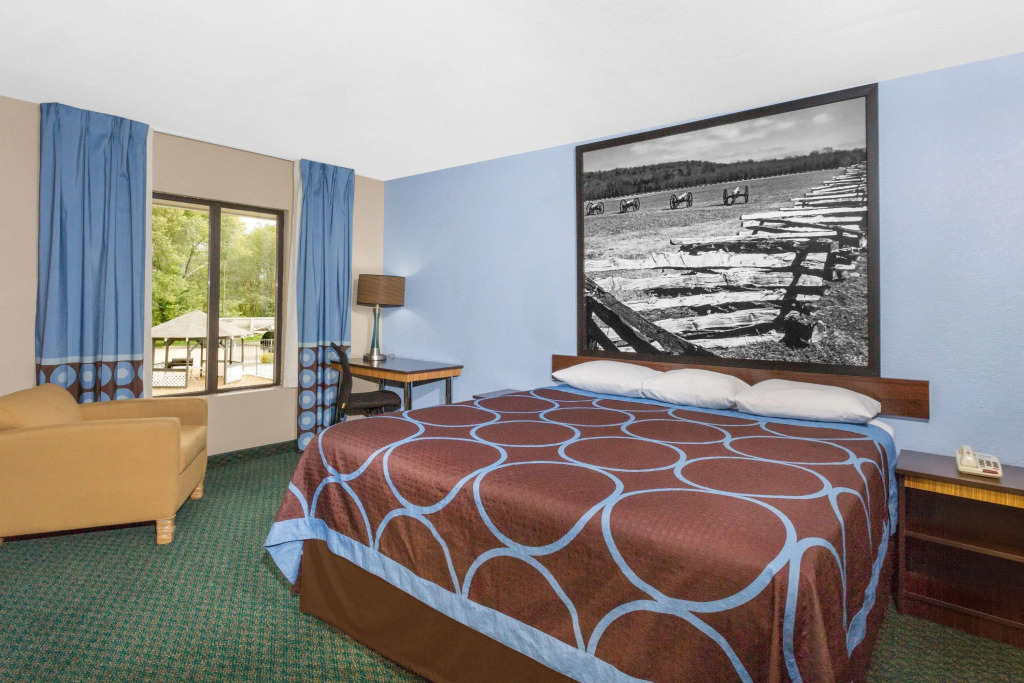Super 8 by Wyndham Bentonville