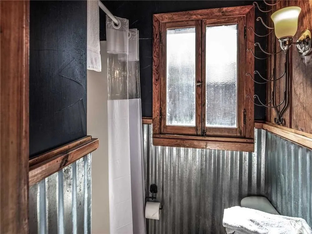 Apache Village 4, King Studio, Midtown, Sleeps 2