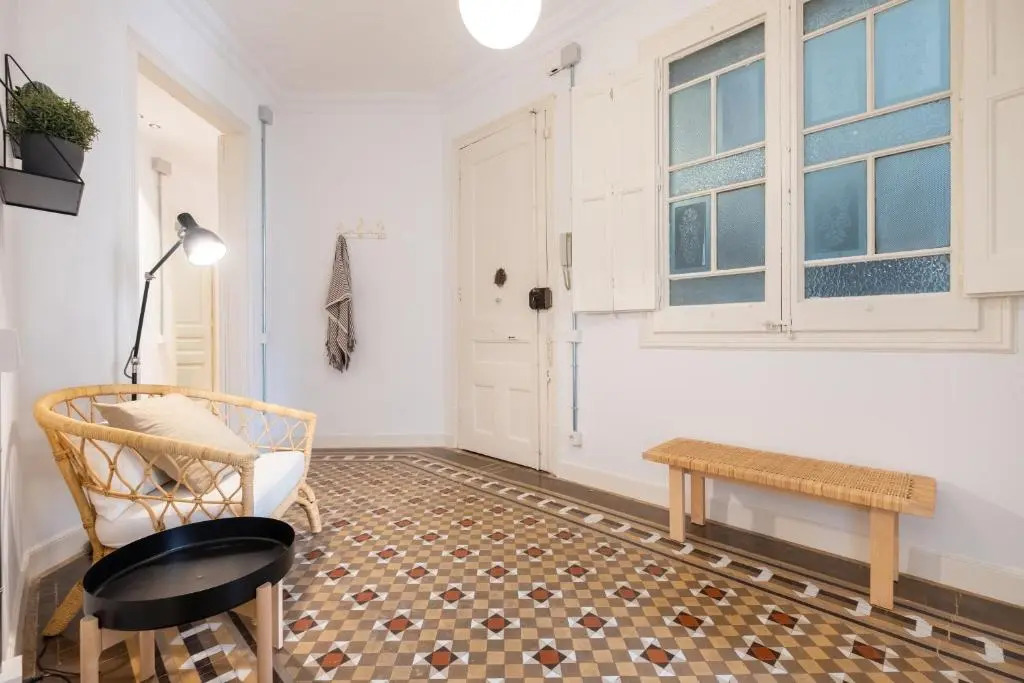 Sunny and Modernist apartment for groups in center