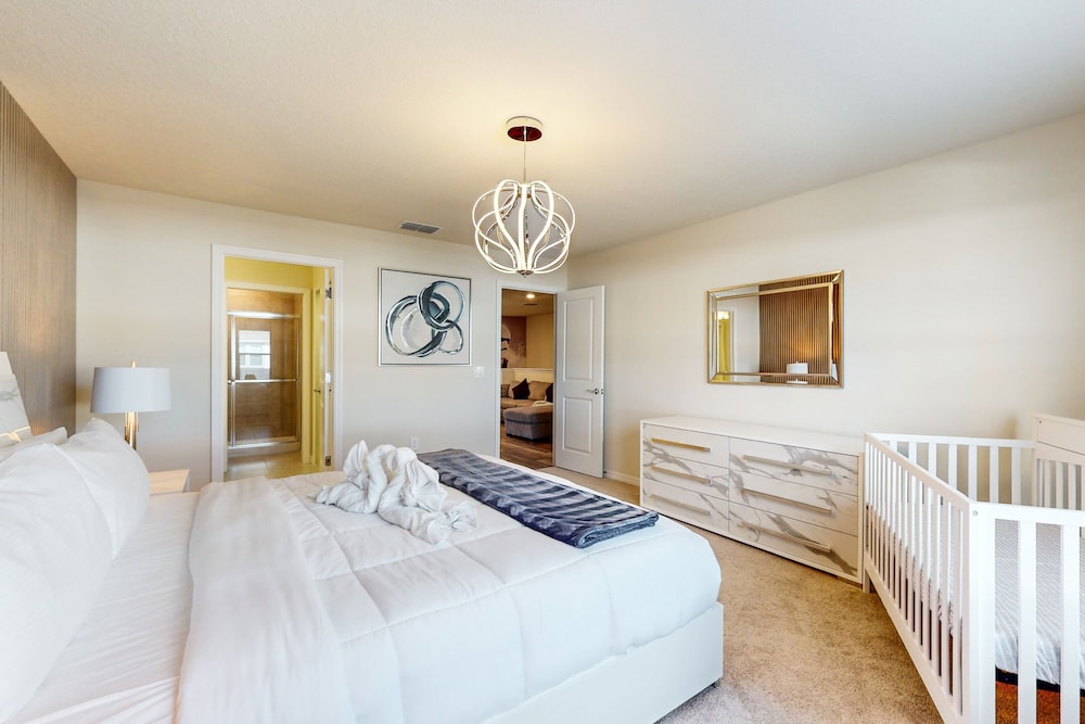 Luxury Home With Private Pool, Lanai, Shared Games Room, Central AC, & WD