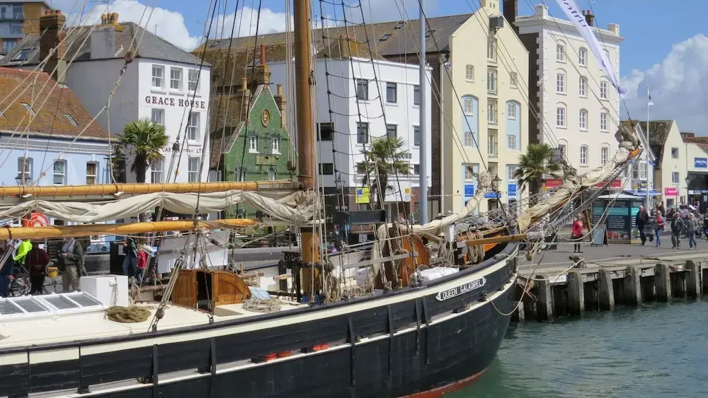 Dolphin Cottage - Short walk to Poole Quay with Private Garden