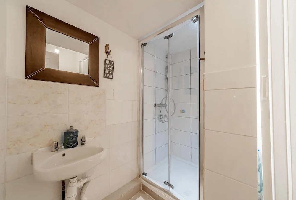 Stylish 3-bed House With Free Parking & Wifi