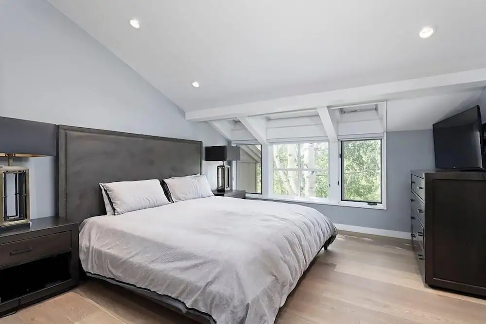 New Listing! West End Jewel - Steps to bus to 4 ski areas!(4860 3 Bedroom Condo by RedAwning