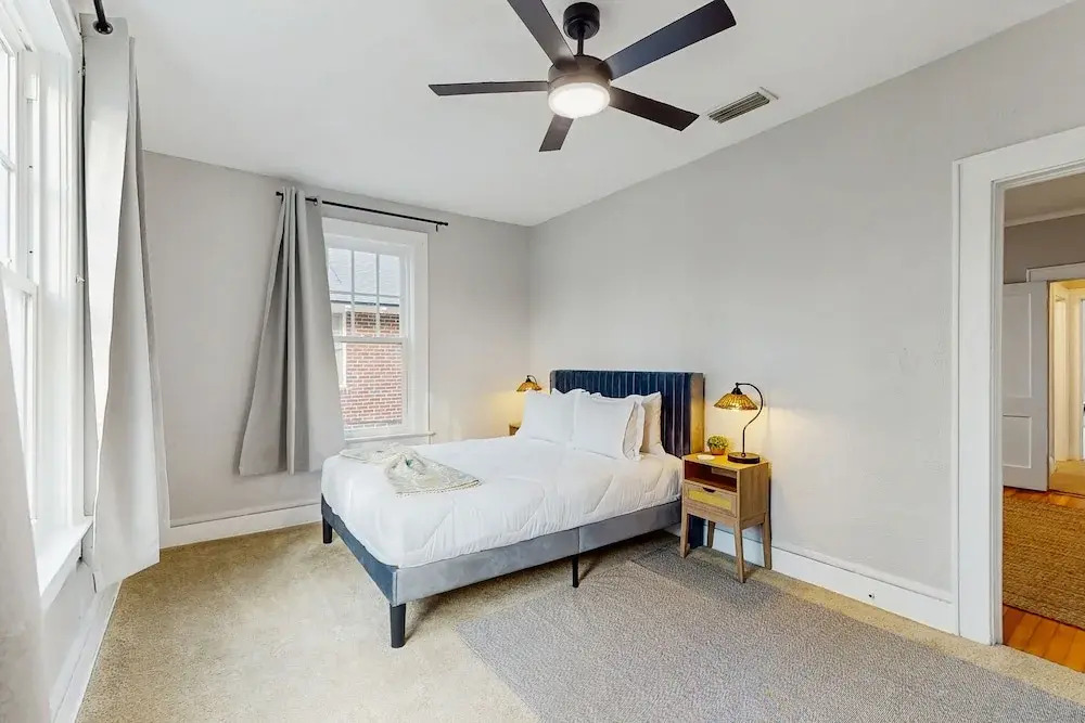 Spacious Duplex With Private Balcony, Washer & Dryer, and Wifi