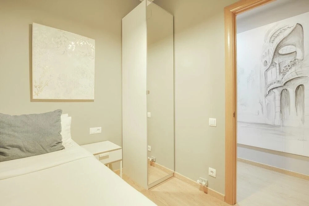 Spacious 4bed in Central Barcelona, 8mins to Metro