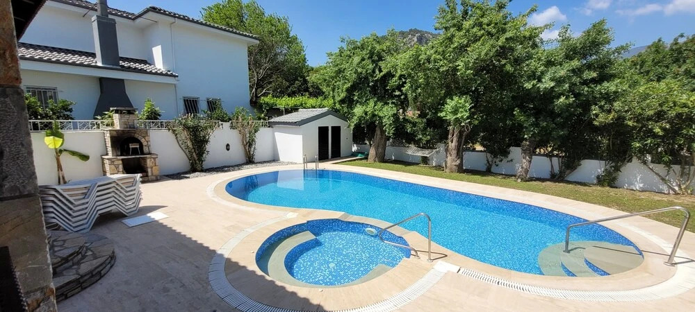 Immaculate 4-bed Villa With Large Garden and Pool