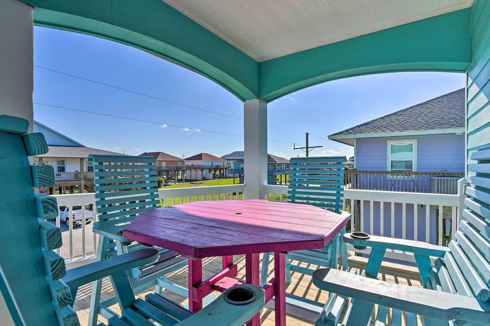Deck & Fire Pit: Gulf Coast Gem in Crystal Beach!