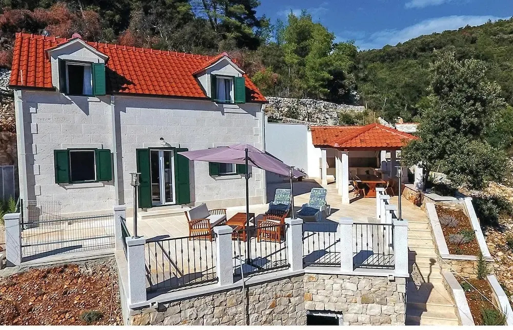 Three-Bedroom Holiday Home In Pucisca