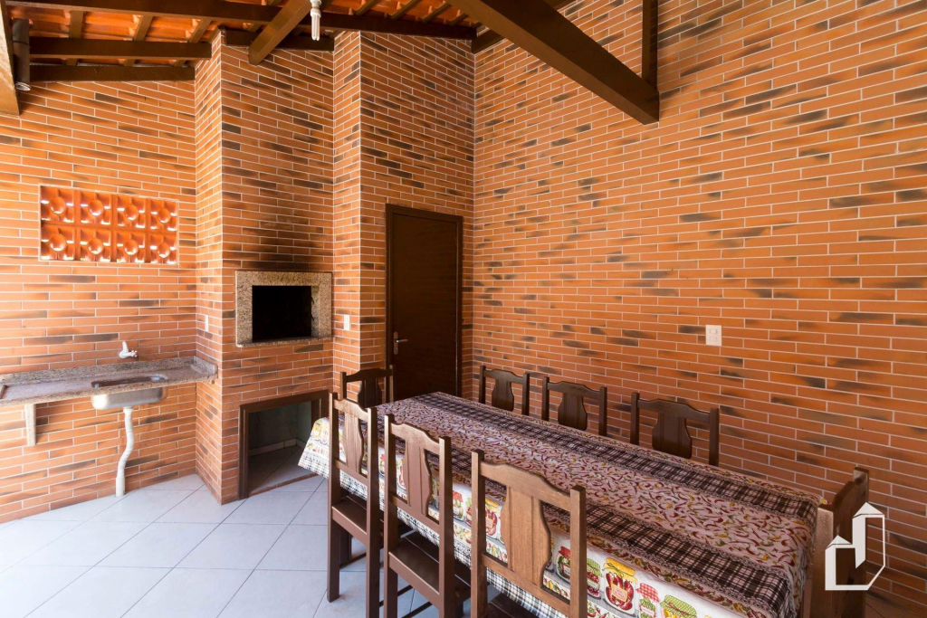 Casa térrea com 03 dormitórios