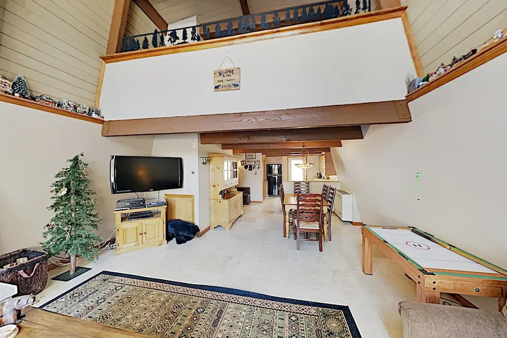 Cozy W/ Fireplace, Minutes To Skiing! 2 Bedroom Cabin