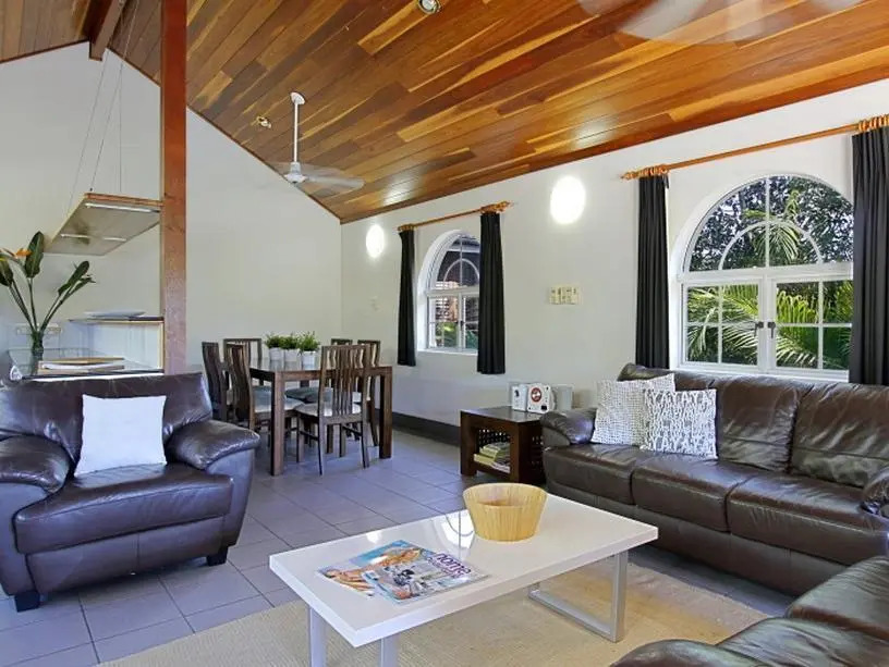 Clarkes Beach Villa - steps to beach & Byron town