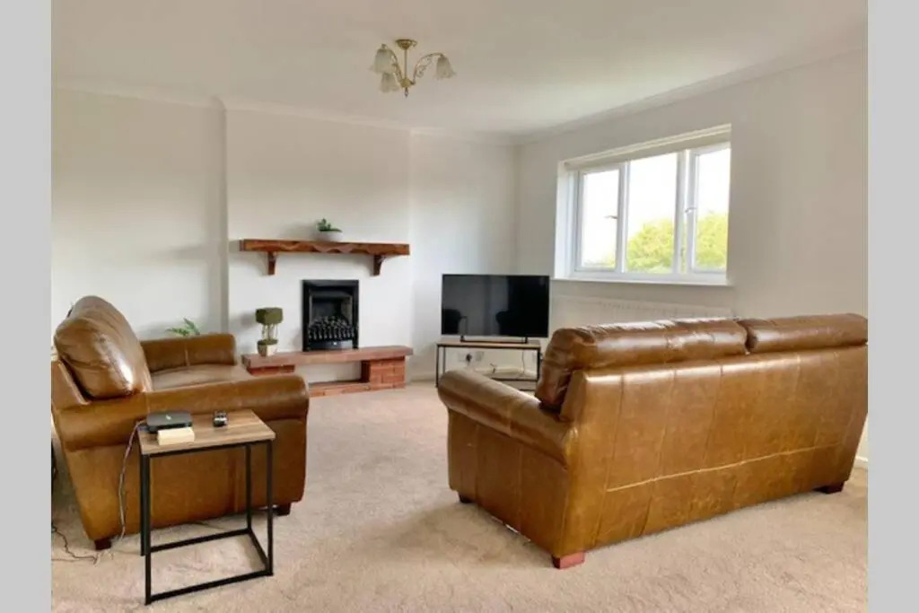 Stratford upon Avon: 2 bed town centre apartment, parking for one car