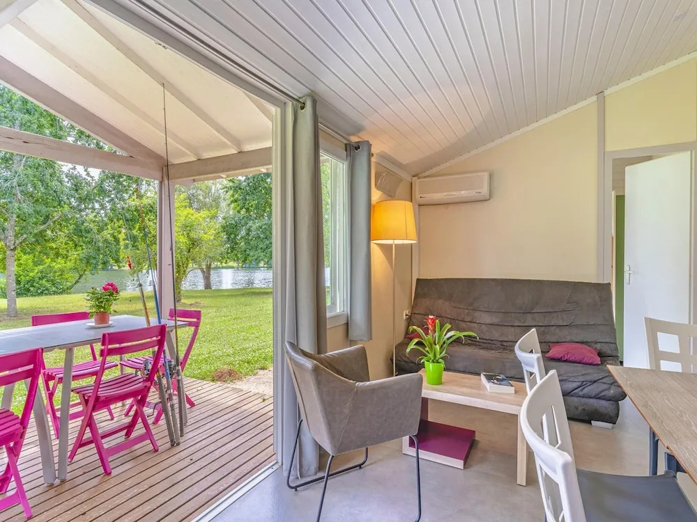 Cosy Cabin by the River for 6 Guests