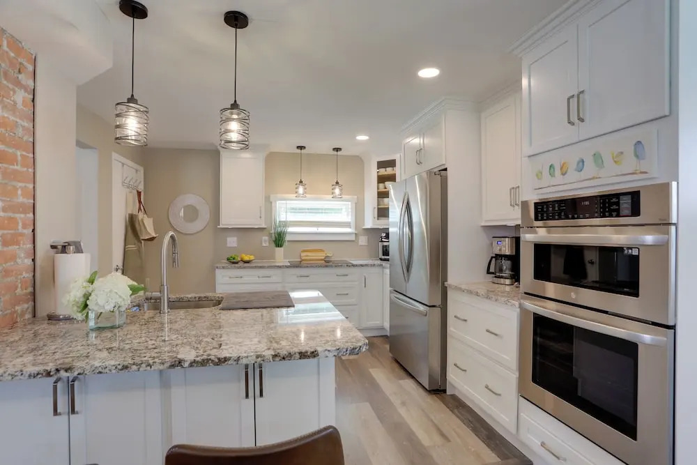 Welcoming Willoughby Home: 1 Mi to Historic Dtwn