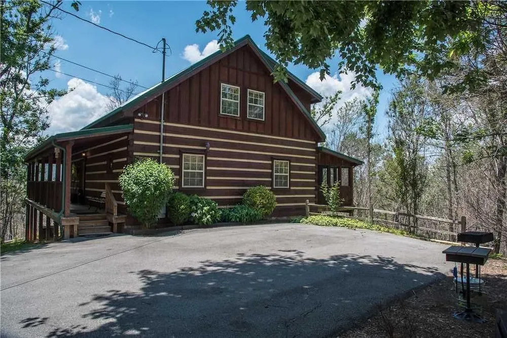 Chubby and Cubbys Den - Three Bedroom Cabin