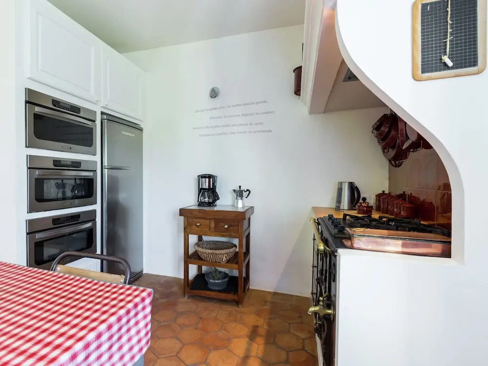 18thC perfumers home, heated pool & view