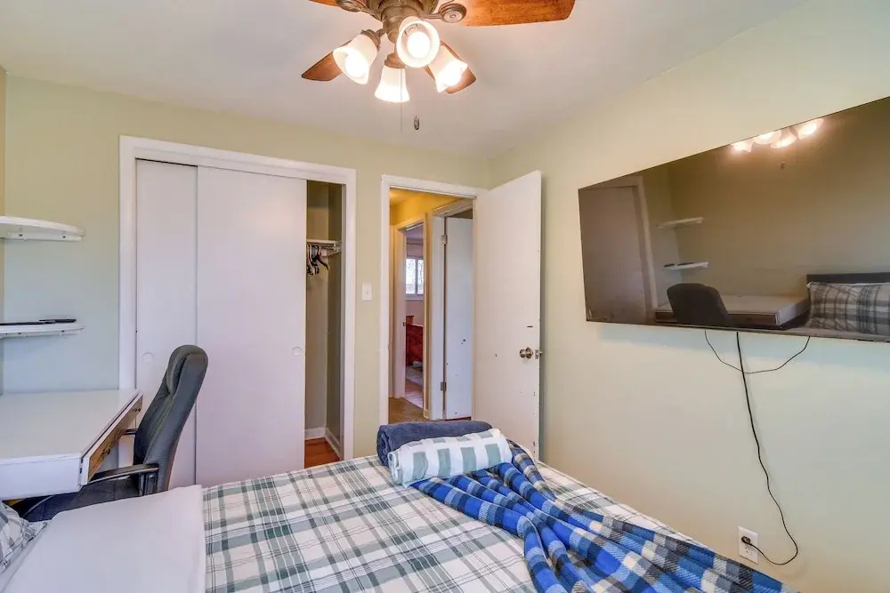 2 Mi to Olde Town! Pet-friendly Haven w/ Sunroom