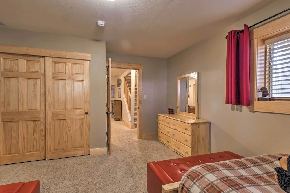 Luxury 4 BR Cabin: 2 King Suites on Shuttle Route