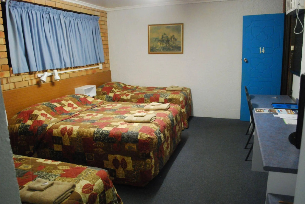 Abajaz Motor Inn - Pool and short walk to Town
