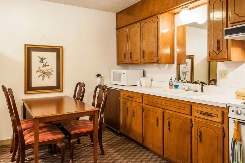 Econo Lodge Eagle Nest