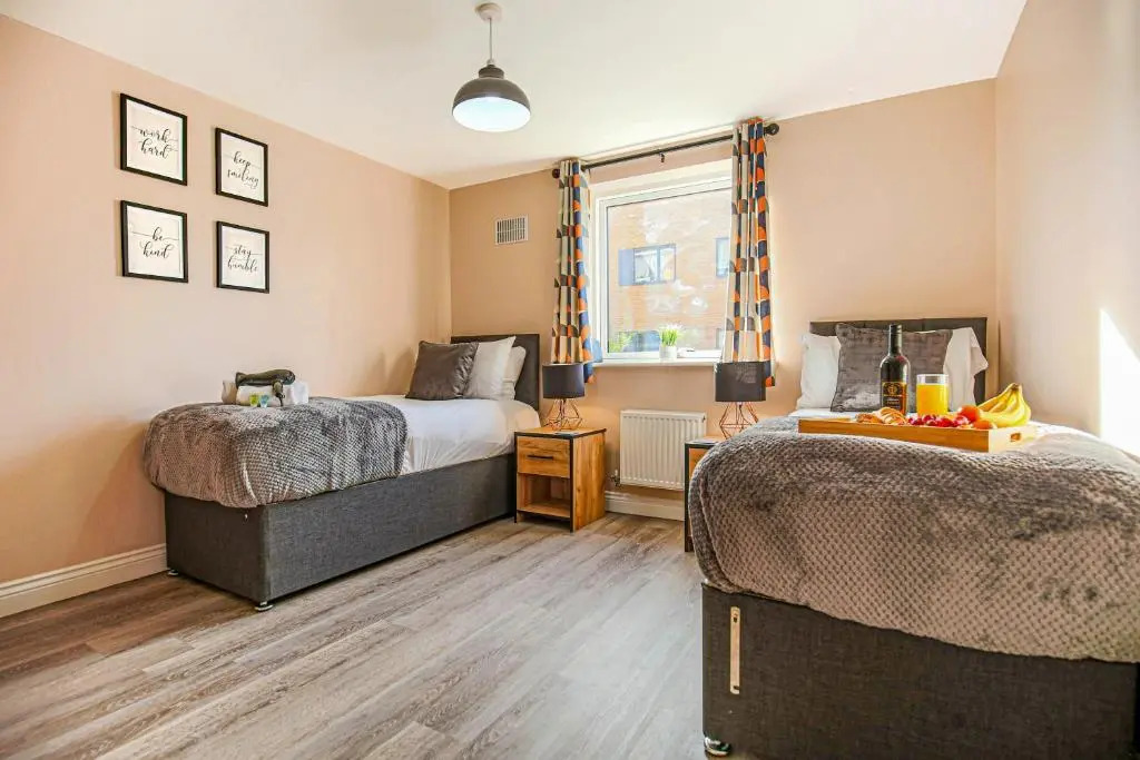 Cosy Two Bedroom, Two Bathroom Apartment in Milton Keynes by HP Accommodation - Free Parking and Wifi