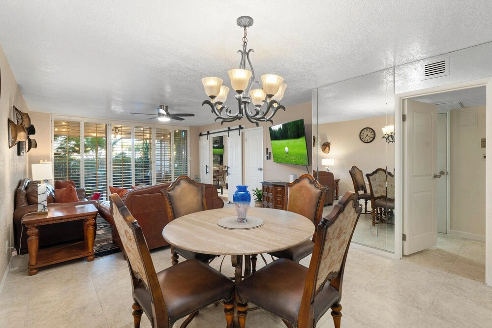 Walk to Old Town & Fashion Square, Condo w/ Patio
