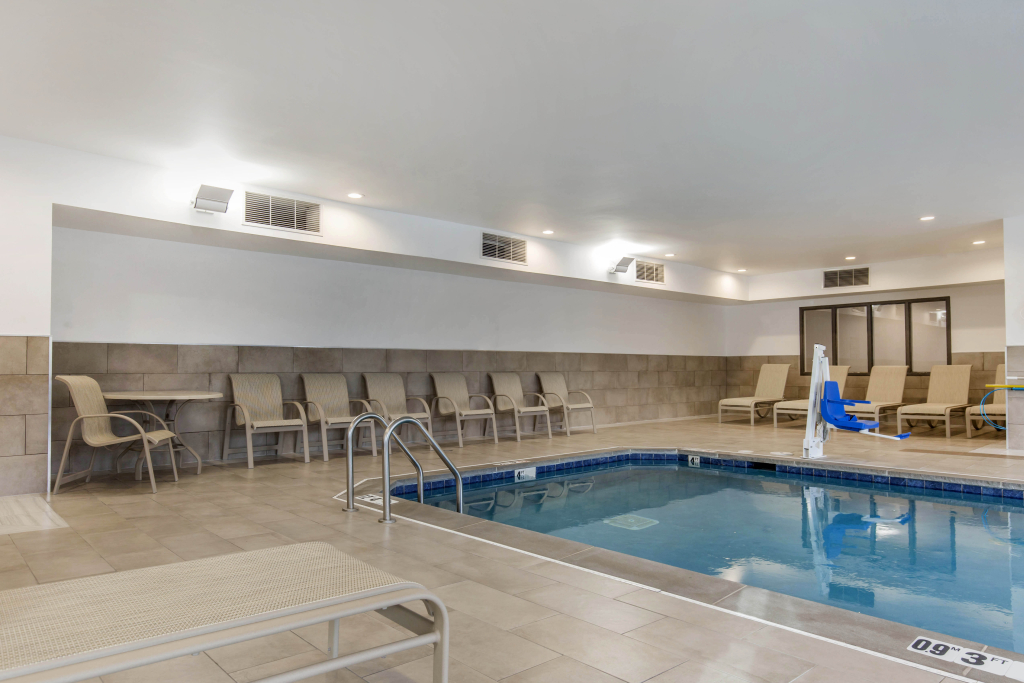 Holiday Inn Express & Suites Chicago West - St Charles by IHG