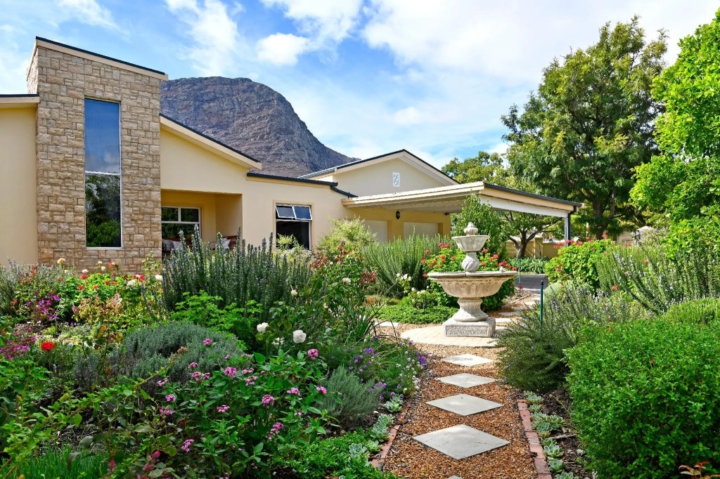Petit Plaisir is a Romantic Self-catering Cottage on the Side of the Village no1