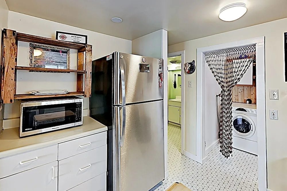 New Listing! Easy Street Beach House On Alki 3 Bedroom Cottage