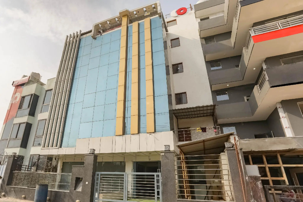 Collection O 68037 Comfort Residency near Medanta Hospital