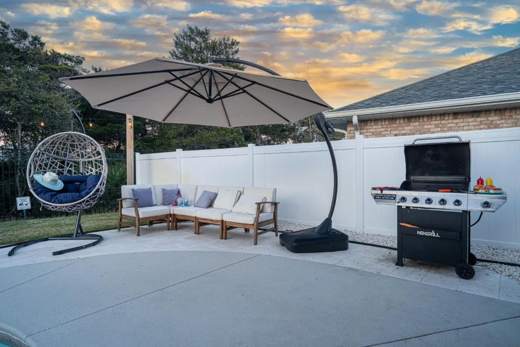 Pet friendly! Modern beach house with private heated pool-7 min walk to private beach access