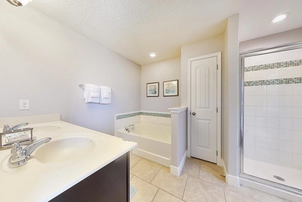 Beautiful Luxury Home With All The Space With Pool 5 Bedroom Home by Redawning
