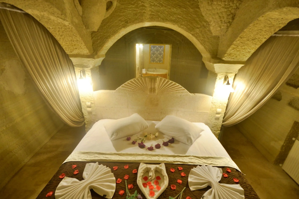 Holiday Cave Hotel