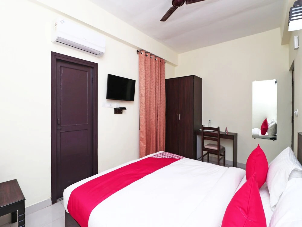 OYO 14811 Hotel Royal Monarch