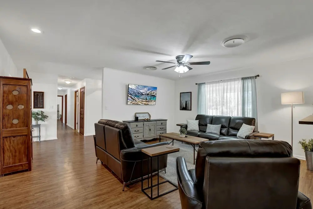 Spacious Home - Fire Pit, BBQ and Outdoor Seating!