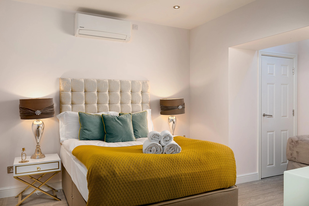 Designer 2-bed 2-bath Apartment With a Garden